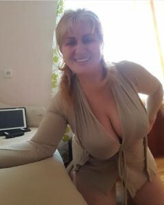 Femme mature du 70 exhibe nude